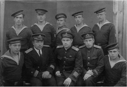 Пётр Мисюров (второй справа в верхнем ряду) среди курсантов и преподавателей училища, 1944 год