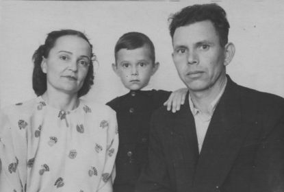 Евгения Ивлева (Медведева) с сыном Сашей и мужем Ивлевым А.А. после войны