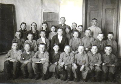 5 класс Троицкой школы. апрель 1945 г. учител Абрамова Мария Петровна