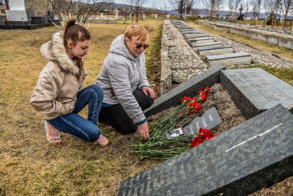 Возложение цветов к могиле Героя - Защитника Советского Заполярья.