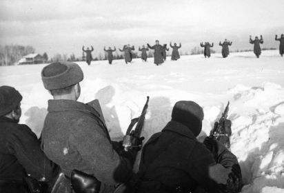 Немецкие солдаты сдаются в плен красноармейцам во время битвы за Москву. Зима 1941