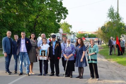 в Коротояк его дочь Валентина Ивановна, её сыновья Сергей и Иван, внуки Андрей и  Наталья, правнуки Руслан и Ксения