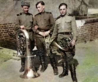 Три друга (Василий Трофимович 1-ый слева) с трубой