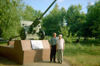 Август 2001 года. Городской сквер Воткинска. Виталий Дмитриевич у орудия-обелиска, которые собирала его бригада во время ВОВ.