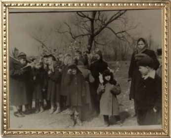 1 Мая 1957 года школа им.Луначарского. Здесь и Н.В.Гужова