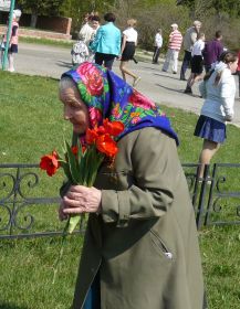 9 мая 2019г. Наша бабушка Матрёна Алексеевна Бердюгина. Возложение цветов погибшим солдатам. (93 года, это старшая дочь, из 6 детей, нашего прадедушки  Горобец Алексея Трофимовича)