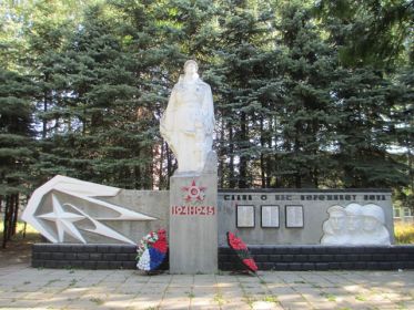 На памятнике в д. Ненашево увековечен среди прочих Райков Фёдор Афанасьевич
