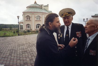 Слева направо: отец Михаил, Рычков В.Д. и Ромашко А.Н. около храма Иконы казанской материи скоропослушница в г. Киселевске. 2006г.