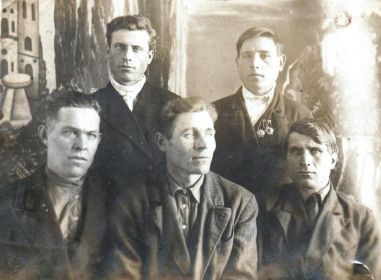 Какшаров Яков Исакович (сидит в центре) с друзьями. 1939год.