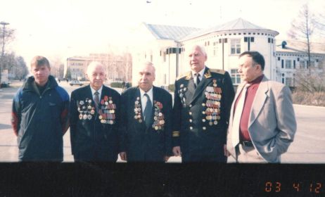 Рычков В.Д.(второй справа)в городе детства Киселевске со своими одноклассниками. Первый слева Чепизубов Вячеслав - член поисковой группы.