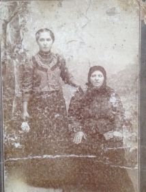 Морозова( имя,отчество не дошло), Морозова Екатерина Дмитриевна. Моя прабабушка и двоюродная бабушка ( по линии моей мамы). Фото 1917 года