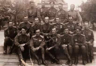 Первый слева в первом ряду. Румыния-курсы командиров батарей. 28.04.1946г.