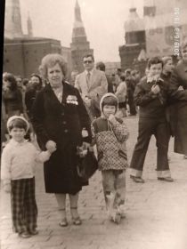 На Красной площади жена Ольга с внучкой Аней и внуком Андреем