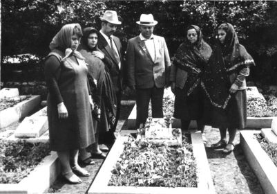 Фотография родных братьев и сестер у могилы Нисимова Нисима.