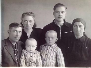 Василий, Зоя, сыночки Миша и Сережа, Татьяна Григорьевна и племянник