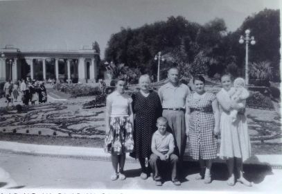 Дмитрий Григорьевич со своей семьей и тещей.