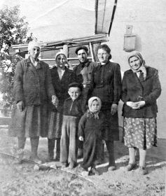 Татьяна Григорьевна, Нюра, Василий и Зоя и мама Василия- Мария и дети