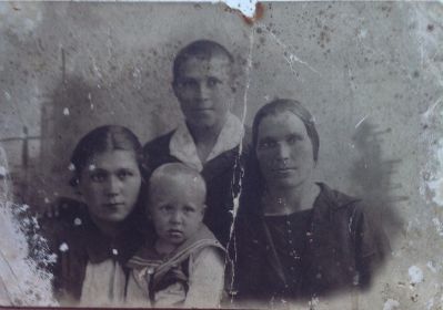 Василий Илларионович с мамой Марией и сестрой Екатериной с сыном Витей, надпись на фото "Люби меня"