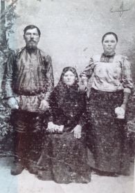 Отец Григорий со своей матерью и сестрой