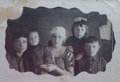Дети Василия: Ваня, Витя,Мария,Люба, Толя.