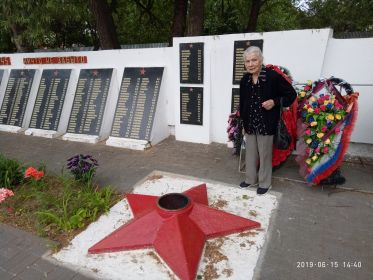 15 июня 2019 г_рп Тума_Дочь фронтовика-Шестопалова Вера Михайловна у Вечного огня.