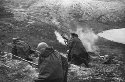 Бойцы атакуют позиции немцев, октябрь 1944 года
