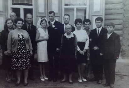 Иван Васильевич слева первый в заднем ряду на свадьбе с родственниками