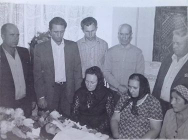 Прощание с мамой(Александрой Андреевной) детей и внуков, Иван Васильевич первый слева