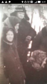 На заднем плане Стекольщиков НА, на переднем - сестра Клавдия на похоронах брата Семена