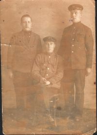 Александр Васильевич сидит, справа брат Николай, фото 1940г