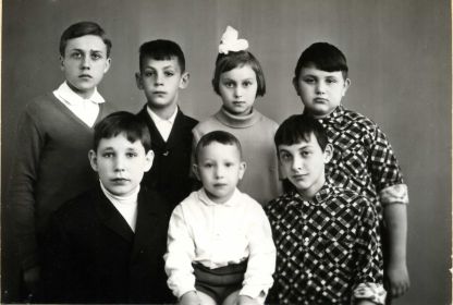1 ряд в центре Панкин В. В.; стоит 2 справа Шуваева Н. В. дети Панкиной (Казариной) М. Н. 1938 г р внуки Казарина Н. Н. 1907-1943