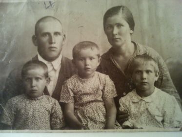 Дитятко Яков Иванович с семьёй