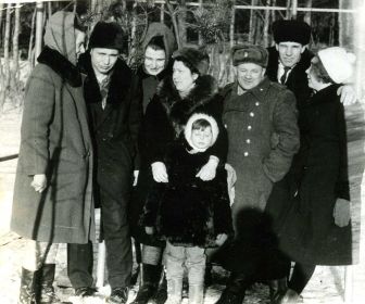 2 слева Казарин А. Н.1935 г. р. (ныне покойный)- сын Казарина Н. Н. и Казариной А. С; четвертый слева Проскурякова (Казарина) А. Н.