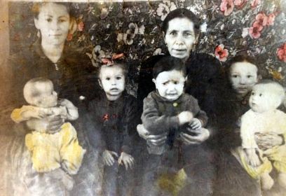 Мать Петра-Феодора, жена Халдина Александра и дети.