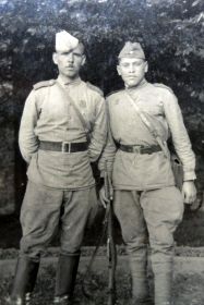 На фото со своим командиром Королевым Николаем Семеновичем 1913г.р. гв.ст.сержантом
