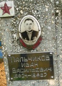 памятник на кладбище села Петропавловка