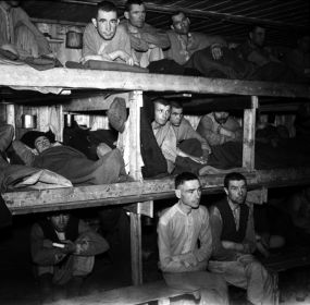 Советские военнопленные в бараке после освобождения из концлагеря Салтфьеллет (Saltfjellet) в Норвегии.