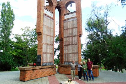 Леонид Трошин посетил Мемориал Братская могила №162 в Коротояке