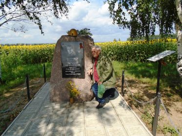 Леонид Трошин преклонил колено у памятного знака погибшим воинам на Солдатском поле в районе Коротояка, где сражался его дядя