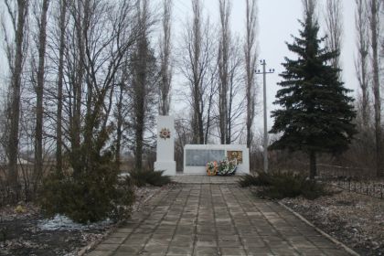 Памятник в Сенцово Липецкого района односельчанам, погибшим в годы Великой Отечественной войны