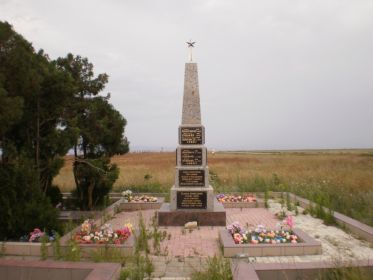 Погибшие на этом участке фронта , в основном бойцы 93 ГСД и 343 ОПАБ, были захоронены в противотанковый ров. Сейчас недалеко от того места установлен памятник h...