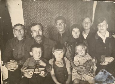 Деев Александр Иванович с семьей 1940
