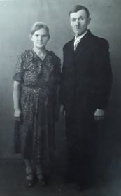 Родители Зины  : Лесниченко  Иван  Григорьевич и Варвара Авксентьевна ( урожденная Дудченко )