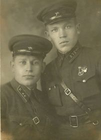 Фото с младшим братом Николаем (стоит) в 1939 году после окончания ЛУИРЗА