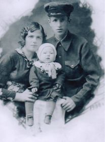 Крючков П. П. с женой Анастасией и дочерью Тамарой