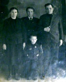 Жена Рублева (Симонова) Александра Демидовна и сыновья Леонид и Володя.