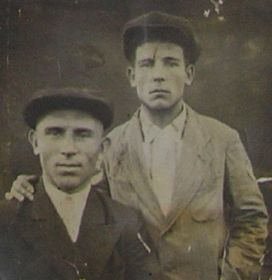 Панов М.Е.(справа) с братом Иваном перед отправкой на фронт