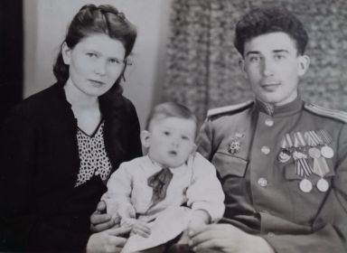 Николай Кудинов с женой Евстолией Максимовной и дочерью Валентиной, вторая половина 1940-х