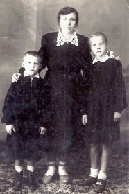 Марфа Михайловна с детьми Александром и Валентиной.