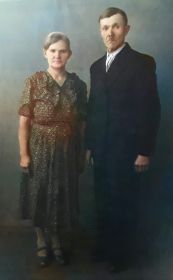 Родители :  Лесниченко Иван Григорьевич   и Варвара Авксентьевна ( урожденная Дудченко )